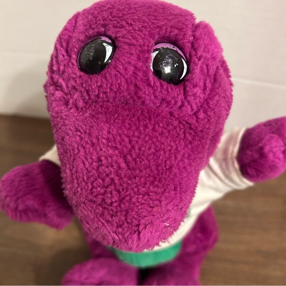 Vintage Barney The Dinosaur 13" Plush with White T-Shirt by Lyons Group 1992 - Picture 3 of 9